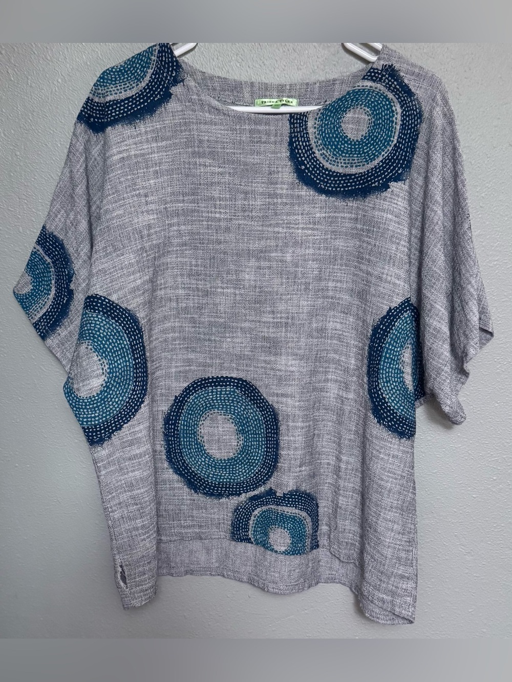 Trisha Tyler Light Gray Short Sleeve Top with Teal & Navy Circular Print